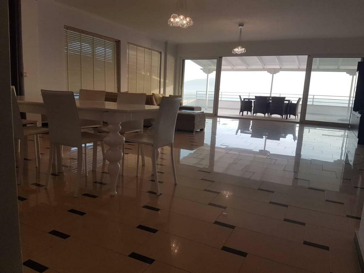 Sea Front Penthouse Apartment Sarande Bagian luar foto