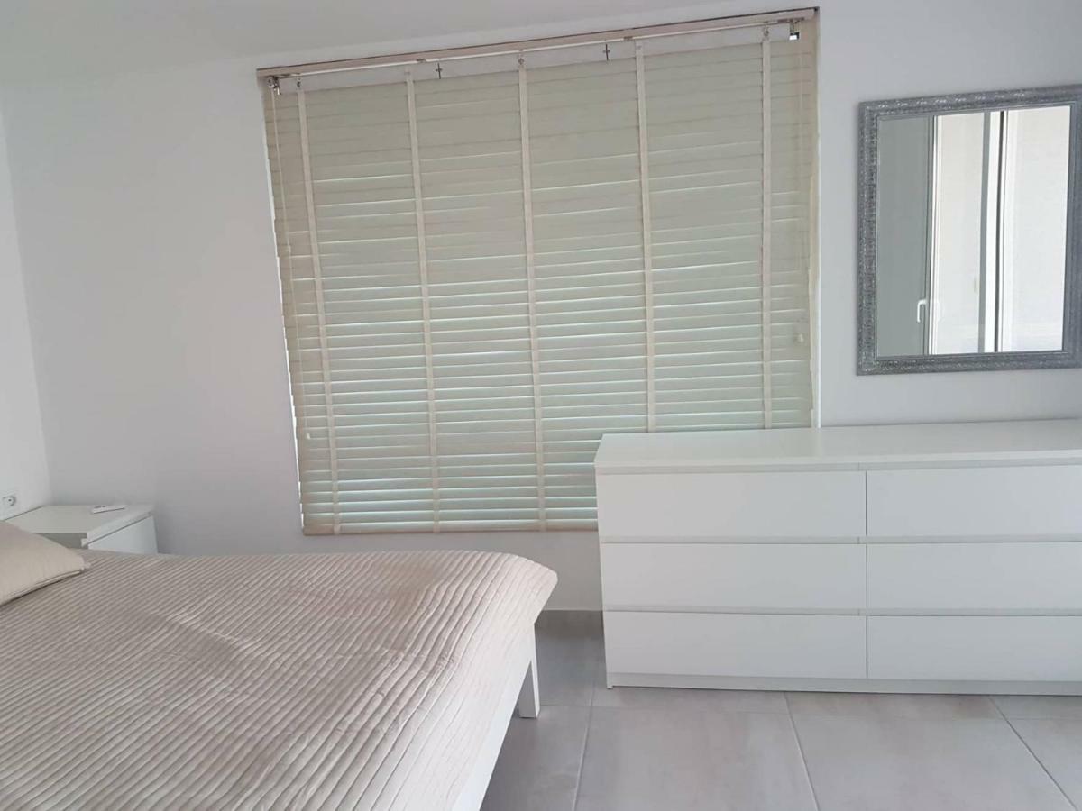 Sea Front Penthouse Apartment Sarande Bagian luar foto